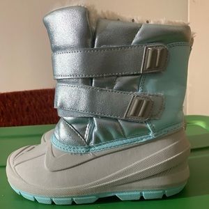 Never worn Snow boots cat and jack size 12